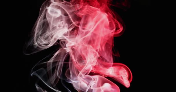 色の煙の雲の超現実的な遅いダンス 暗い背景に素晴らしい煙の渦 抽象色の炎の舌 — ストック動画