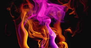 Renkli duman bulutlarının sürreal slow dansı. Karanlık bir arka planda muhteşem duman girdapları. Ateşin soyut renkli dilleri. Yavaş çekim.