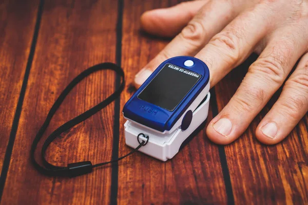 Kleines Digitales Gerät Zur Messung Von Puls Und Sauerstoffgehalt Blut — Stockfoto
