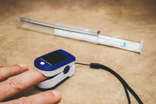 Kleines Digitales Gerät Zur Messung Von Puls Und Sauerstoffgehalt Blut — Stockfoto