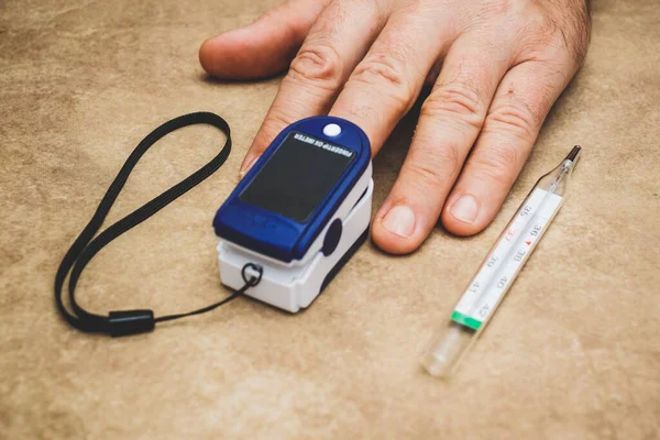 맥박과 레벨을 측정하는 디지털 손가락에 히터를 코로나 바이러스 유행병의 — 스톡 사진