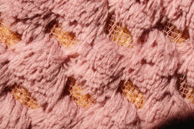 Yakın çekim kumaş dokusu. Renkli kumaş liflerinden süslü bukleler..