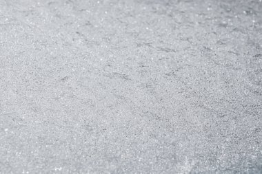 Yeni yağmış taze karın yakın plan çekimi. Ayrı ayrı parlayan kar taneleri. Katı bir kar tabakasının dokusu.