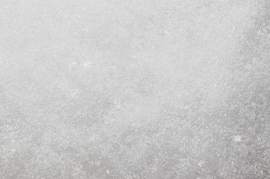 Yeni yağmış taze karın yakın plan çekimi. Ayrı ayrı parlayan kar taneleri. Katı bir kar tabakasının dokusu.