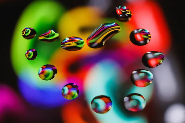 Цветное Сердце Нарисованное Сверкающими Каплями Воды Стекле Освещенное Всеми Цветами — стоковое фото