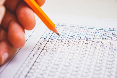 Modern astrolog masaüstü bilgisayarı. Elini kalemle tut. Astrolojik haritalar, gezegenlerin koordinatları, astrolojik semboller, yakın plan..