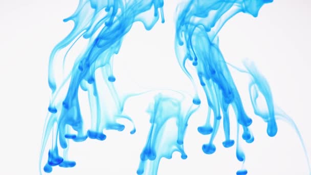 Kapky Jídla Zbarvující Rozmarně Rozmazané Vodě Pomalu Klesající Dno Modré — Stock video