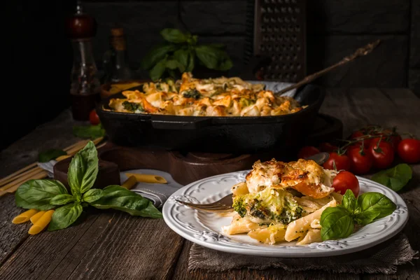 Baked pasta with broccoli, cauliflower, cheese and bechamel sauc — Stock Photo, Image