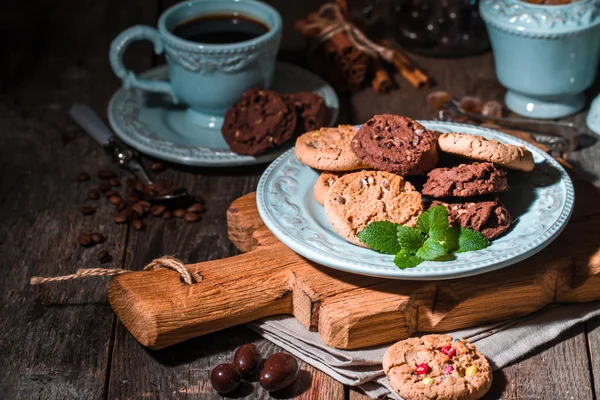 Chocolate chip cookies on plate — Stock Photo, Image