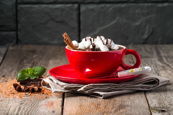 ホット チョコレートの赤カップ — ストック写真