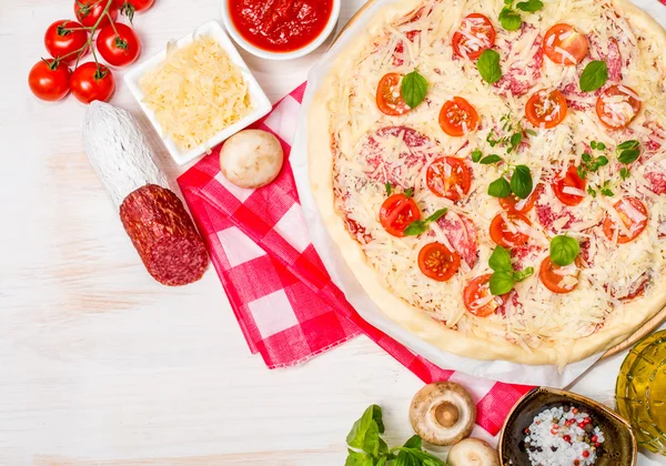 Pizza fatta in casa cruda — Foto Stock