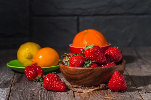 Bunch of ripe strawberries — Stock Photo, Image