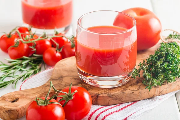 Domates suyu ve taze domates. — Stok fotoğraf