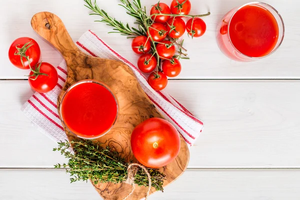 Zumo de tomate y tomates frescos — Foto de Stock