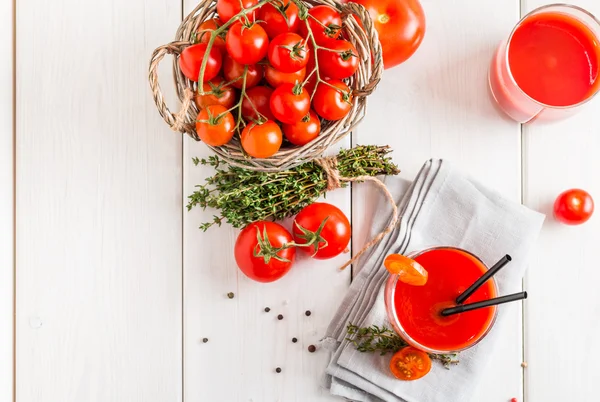 Suco de tomate e tomates frescos — Fotografia de Stock