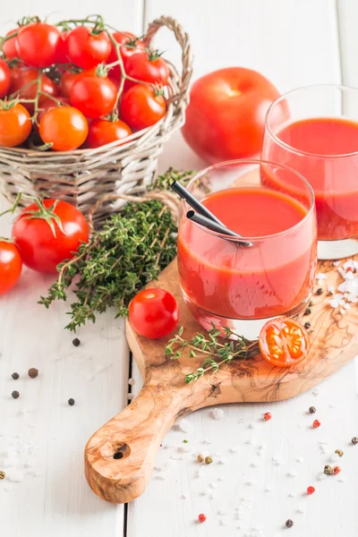 Suco de tomate e tomates frescos — Fotografia de Stock