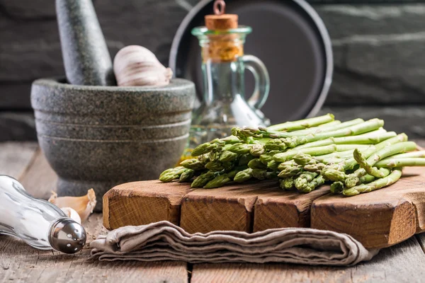 Färsk sparris på träbord — Stockfoto