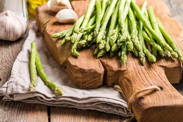 Fresh asparagus on wooden table — Stock Photo, Image