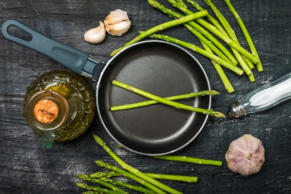 Ingredientes para cozinhar espargos — Fotografia de Stock