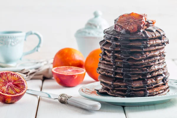 오렌지와 초콜릿 소스와 함께 초콜릿 팬케이크 — 스톡 사진