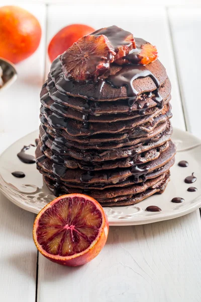 오렌지와 초콜릿 소스와 함께 초콜릿 팬케이크 — 스톡 사진