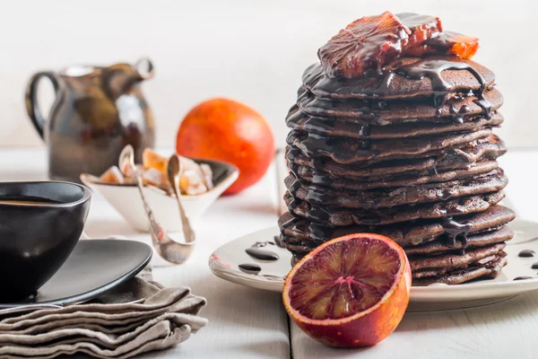 Schokoladen-Pfannkuchen mit Orangen-Schokolade-Sauce — Stockfoto