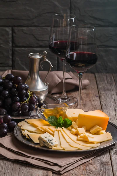 Изысканный натюрморт из красного вина, винограда и сыра — стоковое фото