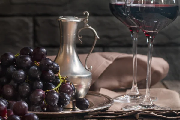 Vida morta refinada de vinho tinto e uvas — Fotografia de Stock