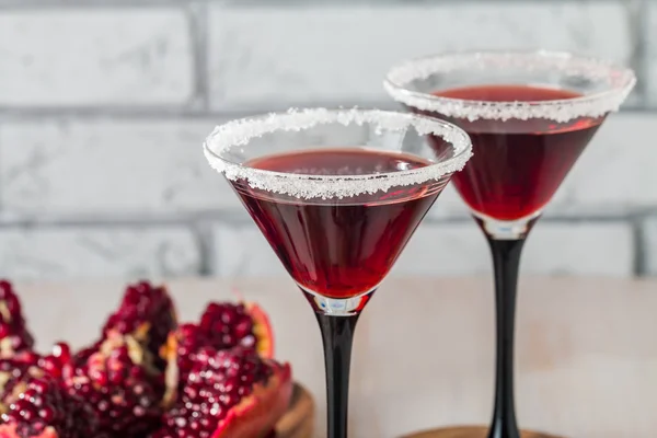 De cocktail en rijpe rode granaatappel granaatappel — Stockfoto