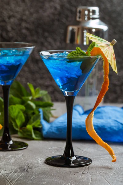 Cocktail bleu avec glace — Photo