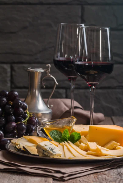 赤ワイン、ブドウとチーズの洗練された静物 — ストック写真