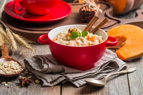 Breakfast oatmeal porridge with pumpkin — Stock Photo, Image