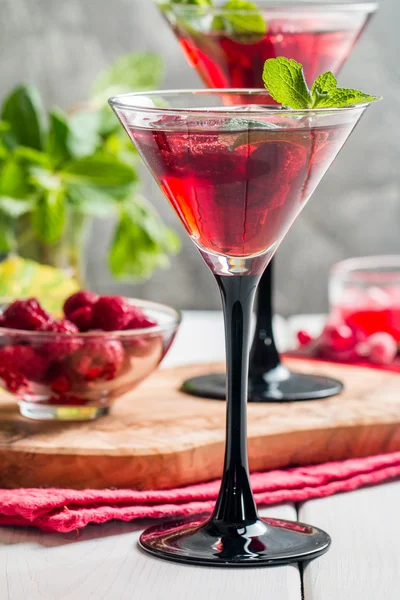 Красный спирт малиновый коктейль — стоковое фото