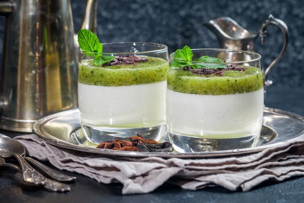 Ovocem dezert zelená panna cotta — Stock fotografie