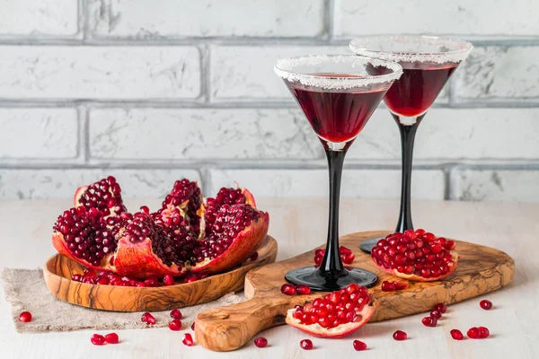 De cocktail en rijpe rode granaatappel granaatappel — Stockfoto