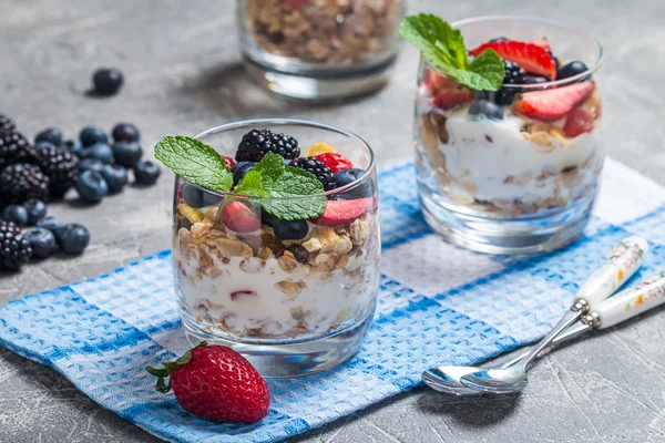 Yaourt maison au granola cuit au four — Photo