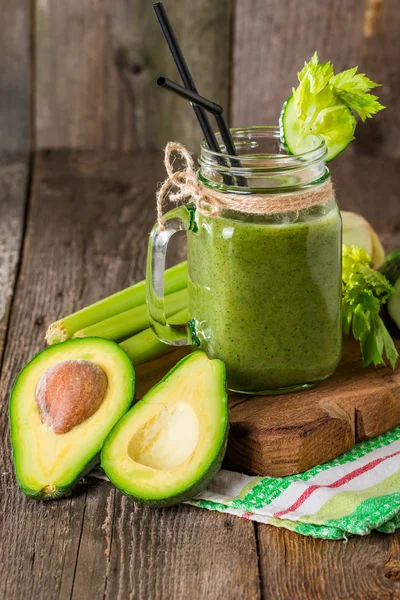 Smoothie de suco verde saudável com palha — Fotografia de Stock