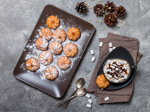 Biscoitos e xícara de café quente — Fotografia de Stock