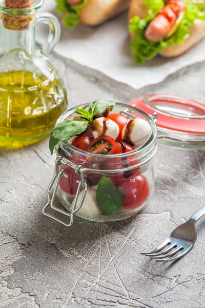 Caprese ve sklenici na oběd. — Stock fotografie