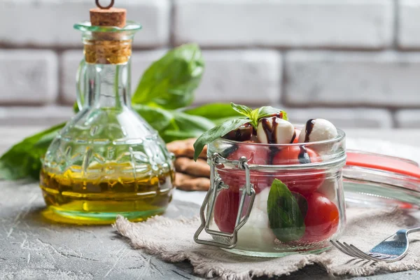 Caprese ve sklenici na oběd. — Stock fotografie