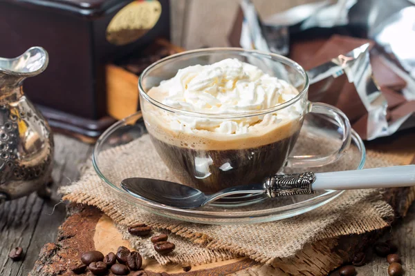 Coupe en verre de café avec crème — Photo