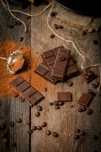 ココア パウダーとダーク チョコレート — ストック写真