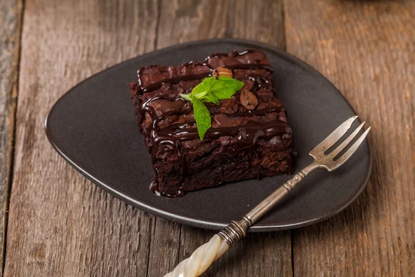 Pastel de chocolate brownies con aderezo de chocolate negro y menta — Foto de Stock