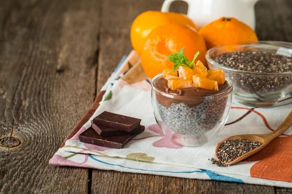 Budín de semillas de chía de chocolate en arco de vidrio — Foto de Stock