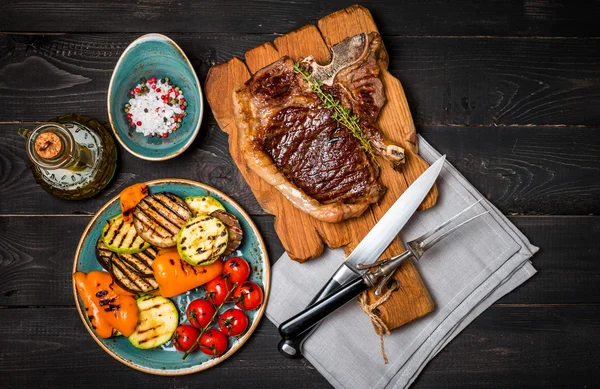 Club Beef steak with seasonings and Grilled vegetables — Stock Photo, Image