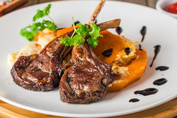 Costolette di agnello arrosto con zucca alla griglia — Foto Stock