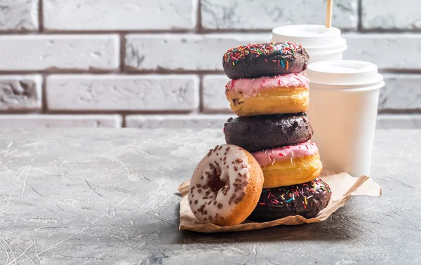 Stapel von verschiedenen Donuts — Stockfoto