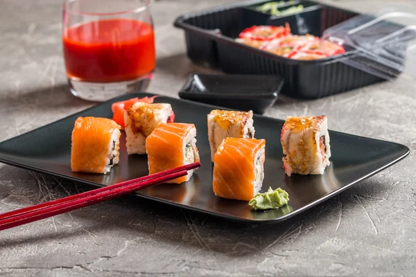 Uppsättning av lax & ål sushi rullar — Stockfoto