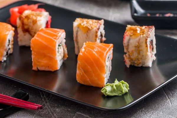 Conjunto de rollos de sushi de salmón y anguila —  Fotos de Stock