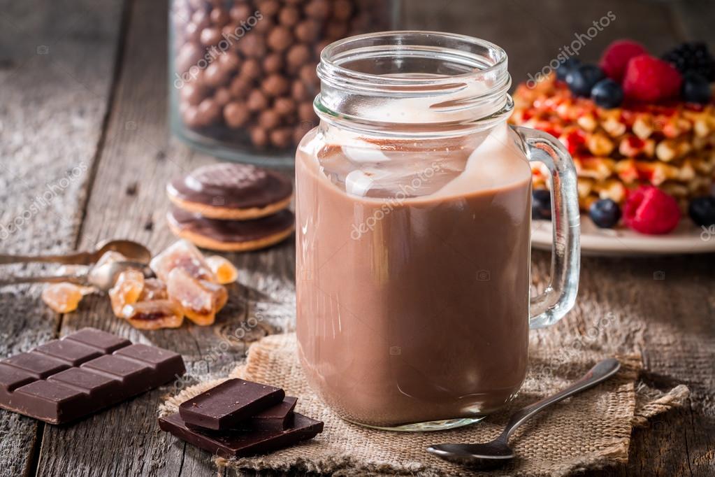 vaso de malteada de chocolate para el desayuno — Foto de vaso de malteada de chocolate para el desayuno — Foto de